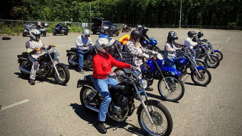 estudiantes de motocicletas aprendiendo a andar agrupados en sus motocicletas