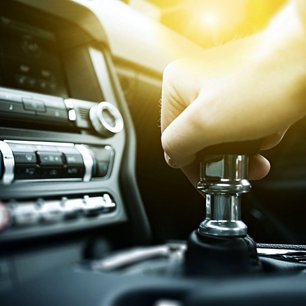 عن قرب على السائقين تعلم يد الطالب لتحويل ناقل الحركة اليدوي